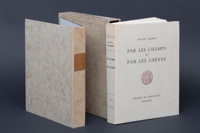 Deux livres sont ouverts sur une table, sur fond noir.