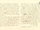 un vieux manuscrit sur lequel figurent des inscriptions à l'encre noire