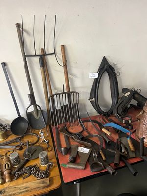 Lot d'outils à main, pelles, fouches, hache, grande louche