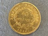 gros plan d'une pièce d'or sur une surface grise