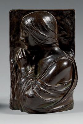 une paire de sculptures en bronze représentant une femme et un homme