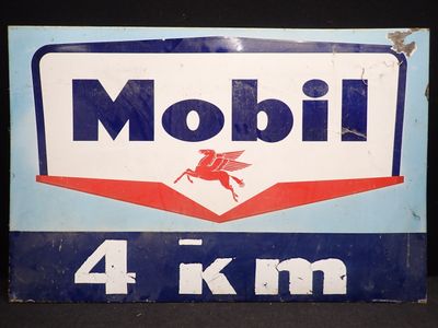 un panneau sur lequel est écrit « Mobil 4 km »
