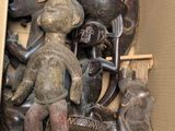 une boîte remplie de sculptures en bois et d'autres objets