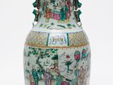 un vase avec un tableau posé sur une table