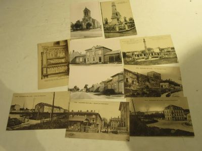 de nombreuses cartes postales anciennes représentant différents bâtiments, posées sur la table