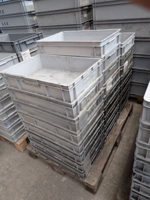 une pile de caisses posées sur une palette dans un entrepôt