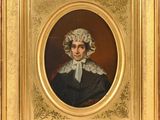 portrait d'une femme en robe noire avec un col en dentelle blanche