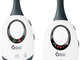 deux babyphones posés l'un à côté de l'autre sur une surface blanche