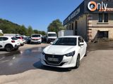 La voiture blanche est garée devant un immeuble sur lequel est accrochée une pancarte.