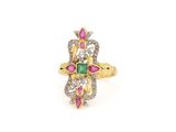 un gros plan d'une bague en or sertie de pierres roses et vertes