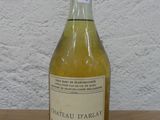 une bouteille de vin posée sur une table