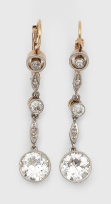 une paire de boucles d'oreilles en diamant et or