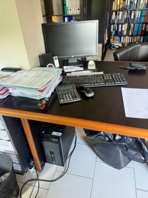 un bureau sur lequel se trouvent un ordinateur, un clavier, une souris et d'autres objets