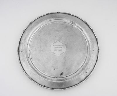 un plateau d'argent sur une table blanche avec un fond blanc