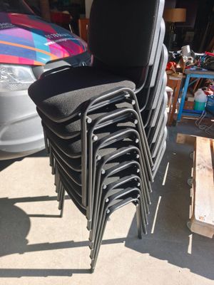 beaucoup de chaises empilées dans un garage