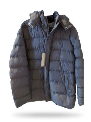 veste matelassée bleue à capuche et fermetures éclair, sur fond blanc