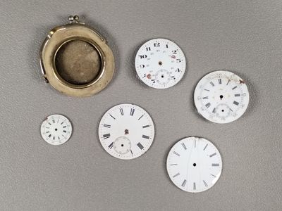 de nombreux types de cadrans d'horloge différents sur la table