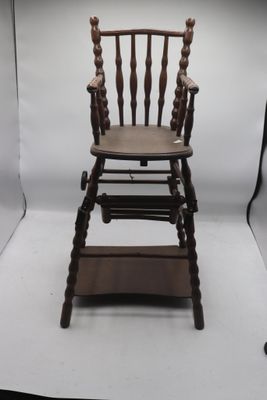 un fauteuil à bascule en bois exposé dans un atelier