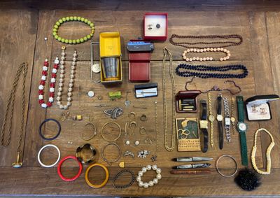 une table en bois sur laquelle sont posés de nombreux bijoux