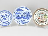 trois assiettes bleues et blanches à motifs posées sur une table