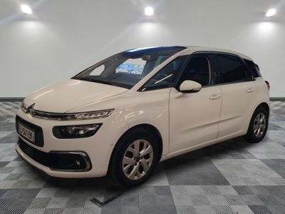 la citrole blanche est garee sur un sol en damier