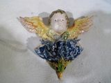 une figurine représentant un ange tenant une fleur