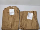 deux pantalons kaki pour homme, encore étiquetés, posés sur une table