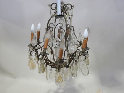 l'image d'un lustre avec cinq lumières suspendues au plafond