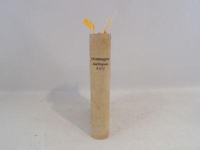 une bougie allumée sur une table blanche