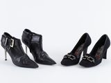 une paire de chaussures noires à talons hauts avec une boucle métallique