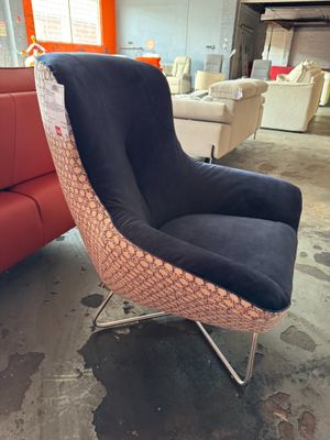 un canapé rouge et un fauteuil noir dans une pièce