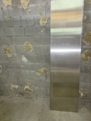 une photo d'une salle de bains avec des toilettes et une poubelle