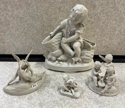 quatre figurines représentant un garçon et une fille assis sur un bateau