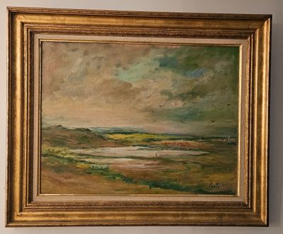 une peinture à l'huile représentant un paysage, dans un cadre doré, accrochée au mur