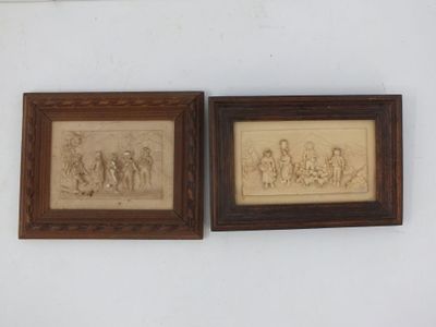 deux tableaux encadrés sur le mur d'une pièce