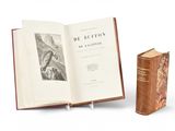 un livre ouvert posé à côté d'un autre livre