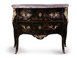 une photo d'une commode noire et dorée avec un plateau en marbre