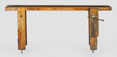 une vieille table en bois sur laquelle est posée une poignée en métal