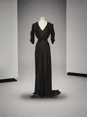 une photo d'une robe noire sur un pied de mannequin