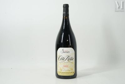 une bouteille de vin posée sur une table