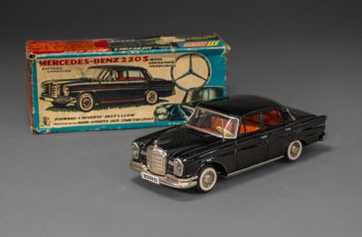une image représentant une petite voiture et une boîte posées sur une table