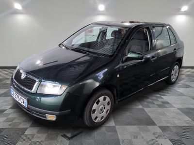 la photo d'une voiture noire garée dans un garage