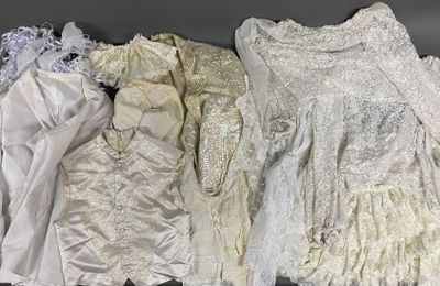trois paires de robes blanches exposées dans une vitrine
