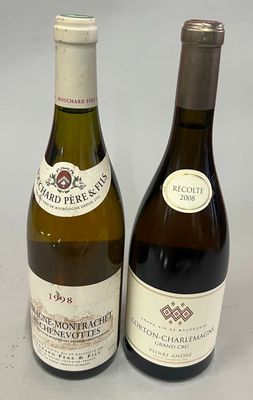deux bouteilles de vin posées l'une à côté de l'autre sur une table