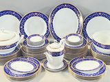beaucoup d'assiettes et de bols bleus et blancs