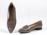 La femme porte une paire de chaussures marron avec une semelle transparente.