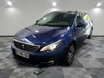 la voiture bleue est garée sur un sol en damier dans le garage