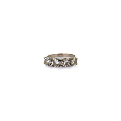 une image d'une bague en diamant sur fond blanc