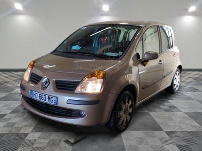 la photo d'une voiture argentée garée dans un garage
