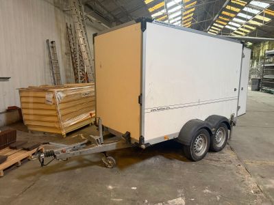 a trailer with a trailer attached to it in a warehouse